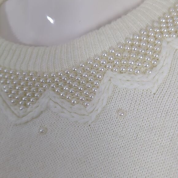 Vintage cream crew neck knit sweater with pearl embellishments. - Picture 4 of 7